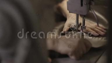 <strong>工人</strong>在工厂用<strong>缝纫</strong>机在皮革材料上制造接缝。